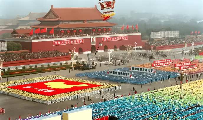 国庆35周年大阅兵封面图