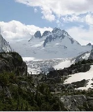 闪亮的群山 第一季