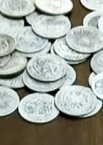 历史发现一老宅挖出大量银元