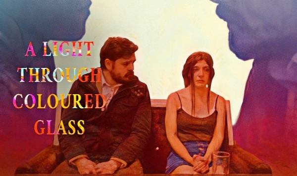 透过彩色玻璃的光线