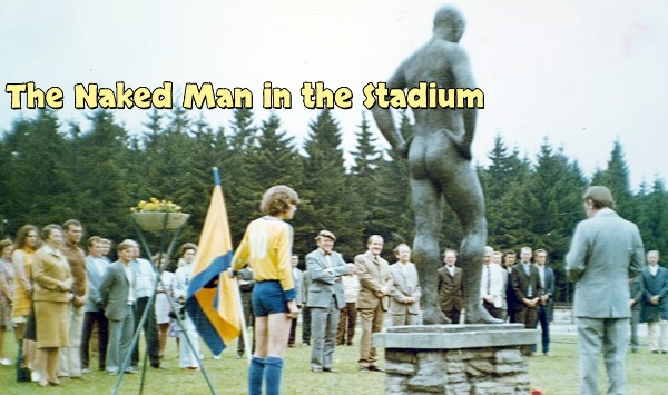 运动场上的裸男