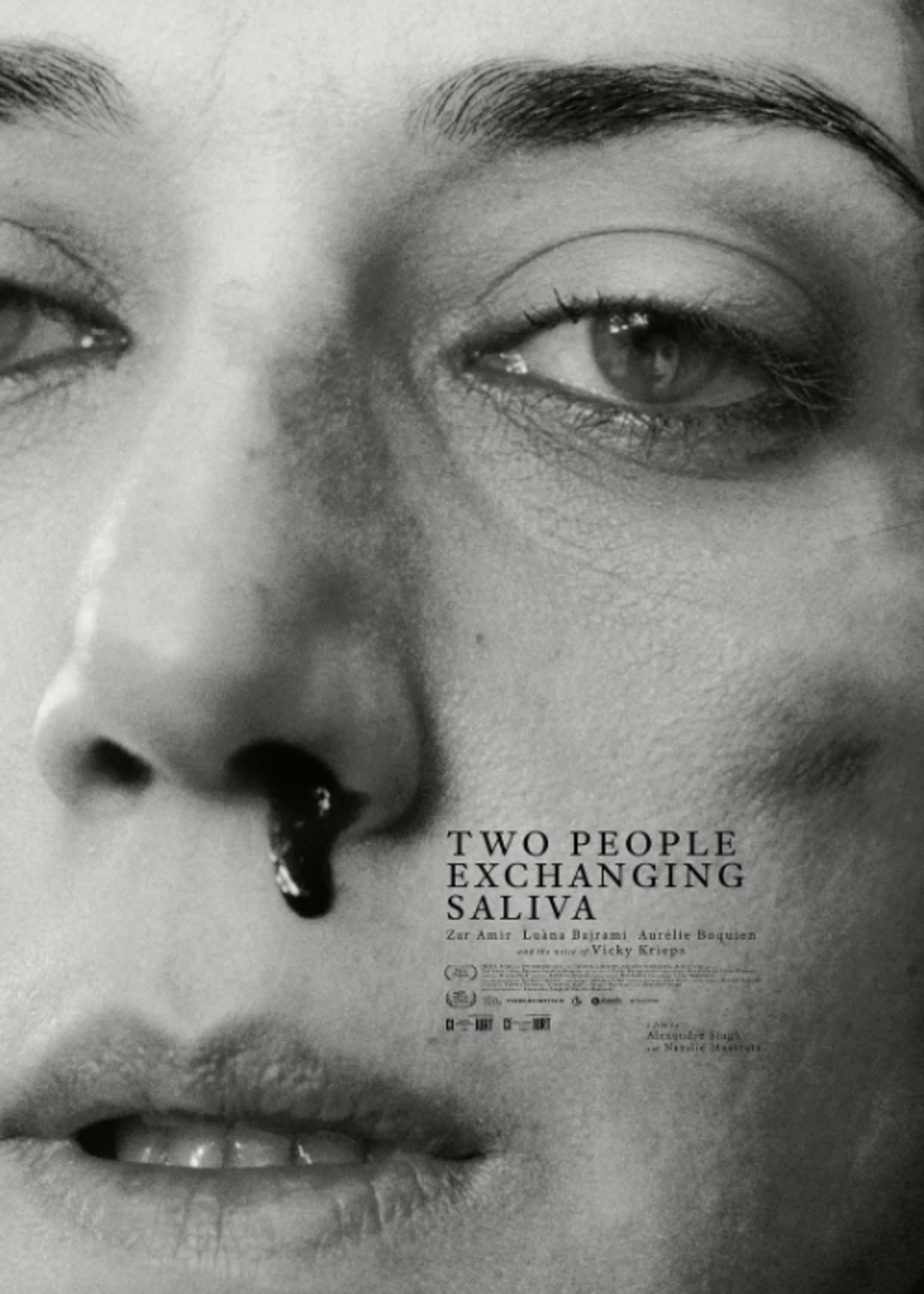 两个人交换唾液